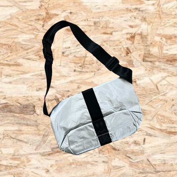 ✔️New✔️ NIKE SUPER RARE Asia Exclusive Waist/Crossbody Bag - Picture 2 of 4